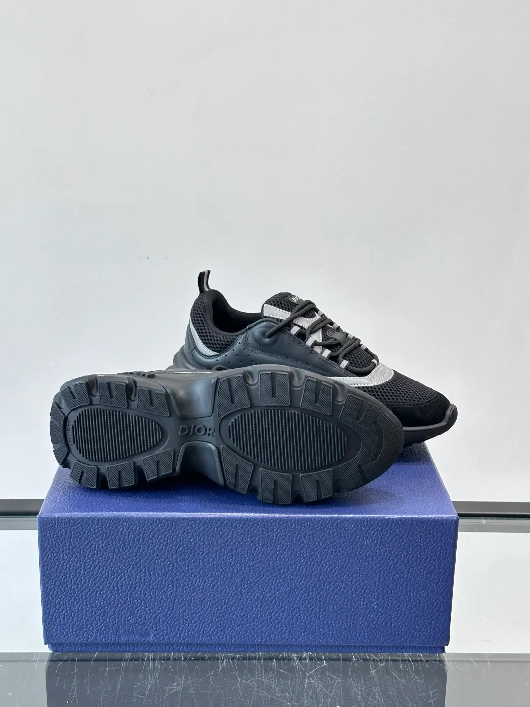 Men's shoes 💰p520 "Dior" B22 retro jogging shoes, inspired by classic jogging shoes, low-top thick sole design, cow leather + mesh fabric splicing, perfect texture and breathable. The black and white engraved rubber sole has great grip and comfort, and is OK for daily wear or sports! There is an embossed "CD" logo on the side of the shoe, which is low-key and recognizable. Rich colors, black and white, gray and blue, etc., versatile and fashionable, loved by European and American hip-hop circles and bloggers, a must-have for trendy wear size: 39-44 (customized at 45.46)